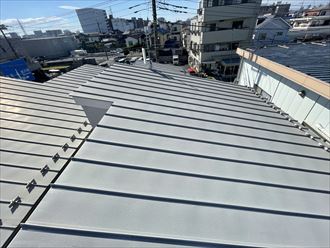 足立区鹿浜にてエスケープレミアム無機ルーフを使用し屋根塗装工事を実施致しました！施工状況や費用をご紹介しております